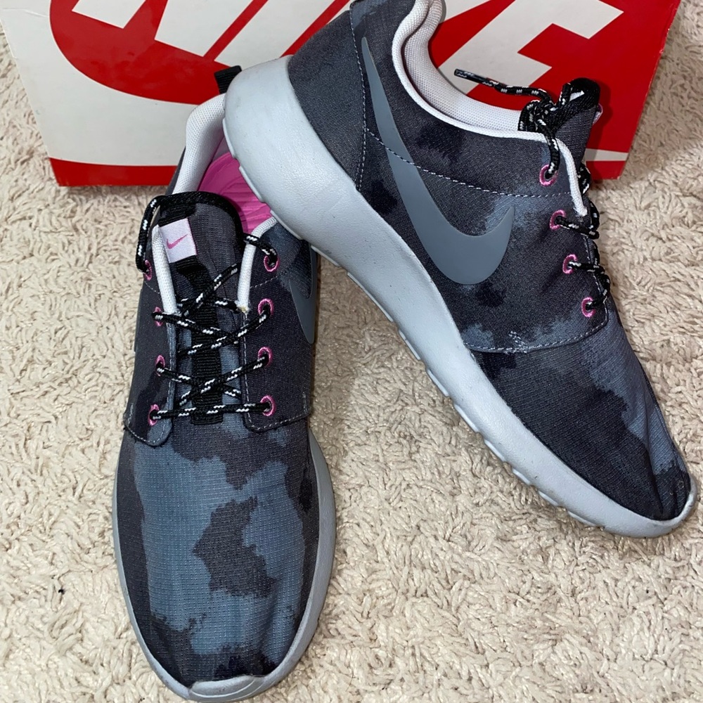 WMNS NIKE ROSHERUN